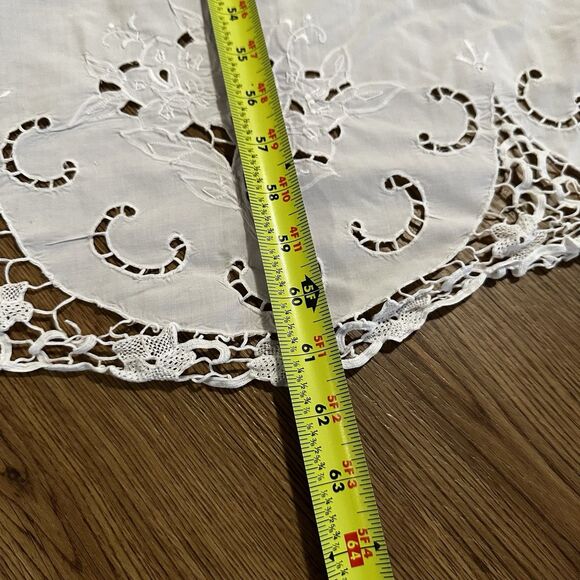 Embroidered Fabric Tablecloth 60”Round White Wedding Bridal Vintage Cottage - Picture 5 of 5